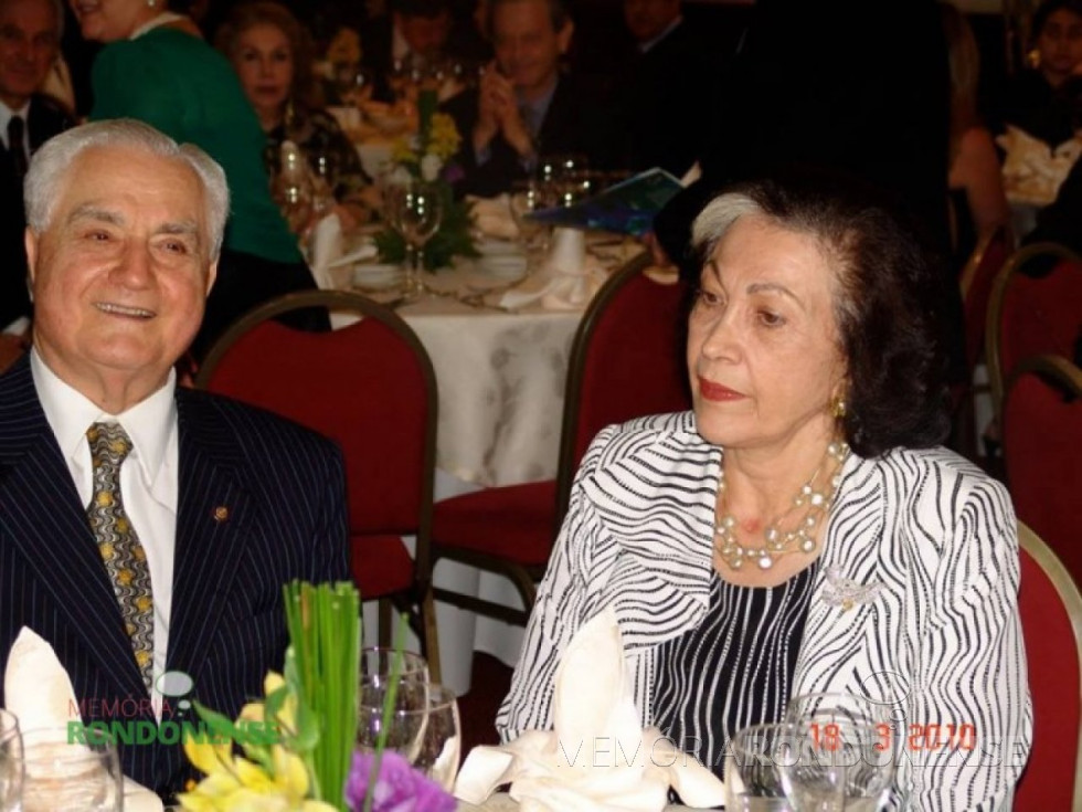 || Casal Alceu Antimo Vezozzo, líder rotariano, morador em Curitiba, que esteve em Marechal Cândido Rondon, em agosto de 1970.
Imagem: Acervo Memoria Rondonense - FOTO 10 -