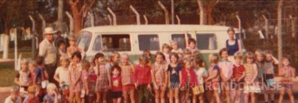 || Hugo Pfluck  fotografado com os alunos que transportava com a sua Kombi para o Colégio Evangélico Martin Luther, em 1978, na Rua Sergipe, em frente a Praça Willy Barth. 
Imagem: Acervo Lia Dorotéa Pfluck