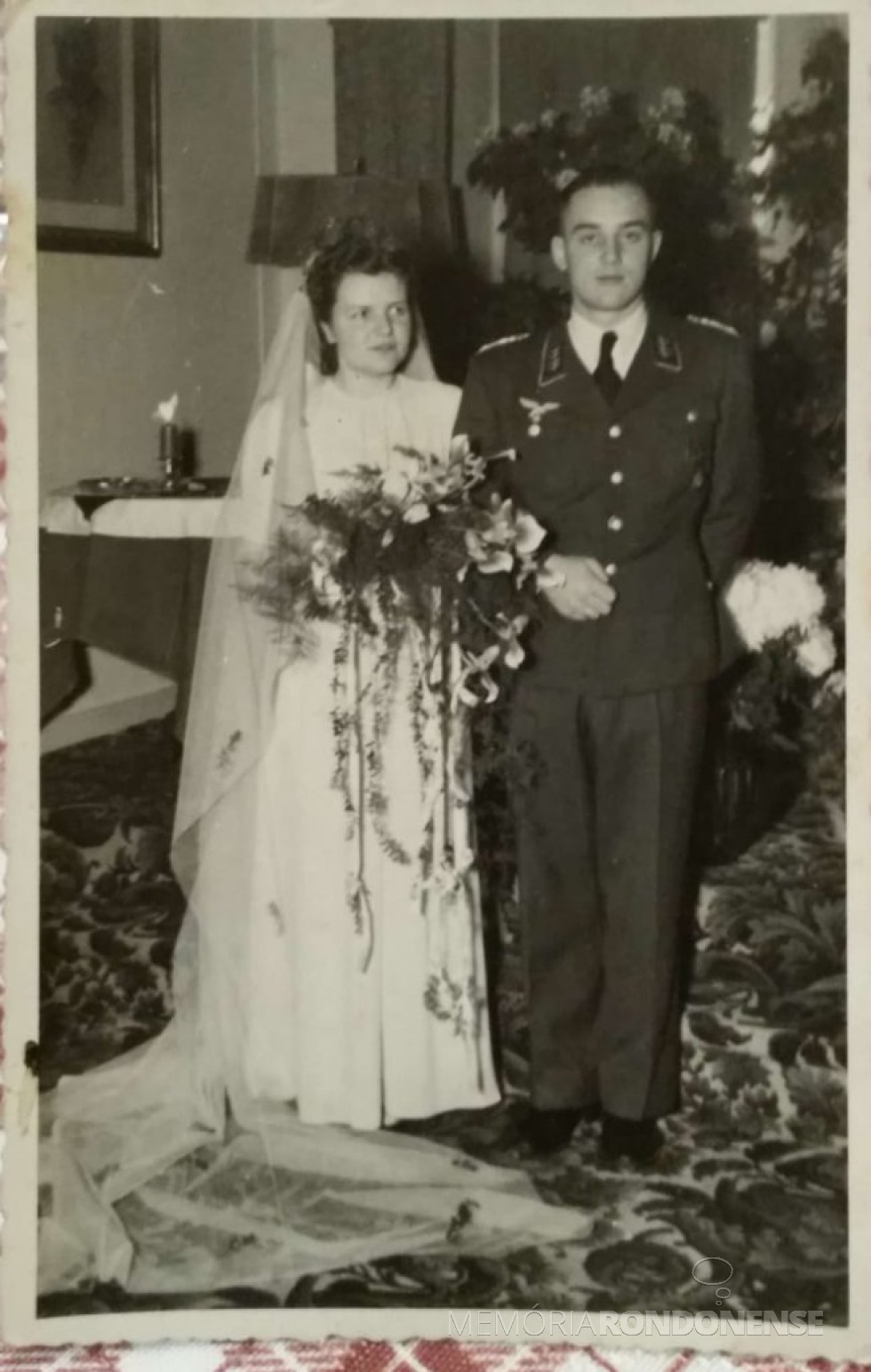|| Jovens Ingrun Klagges e Friedrich Rupprecht Seyboth, em foto especial, de seu casamento, em novembro de 1944. 
Imagem: Acervo Dietrich Seyboth (Dr. Hippi) - FOTO 1 - 