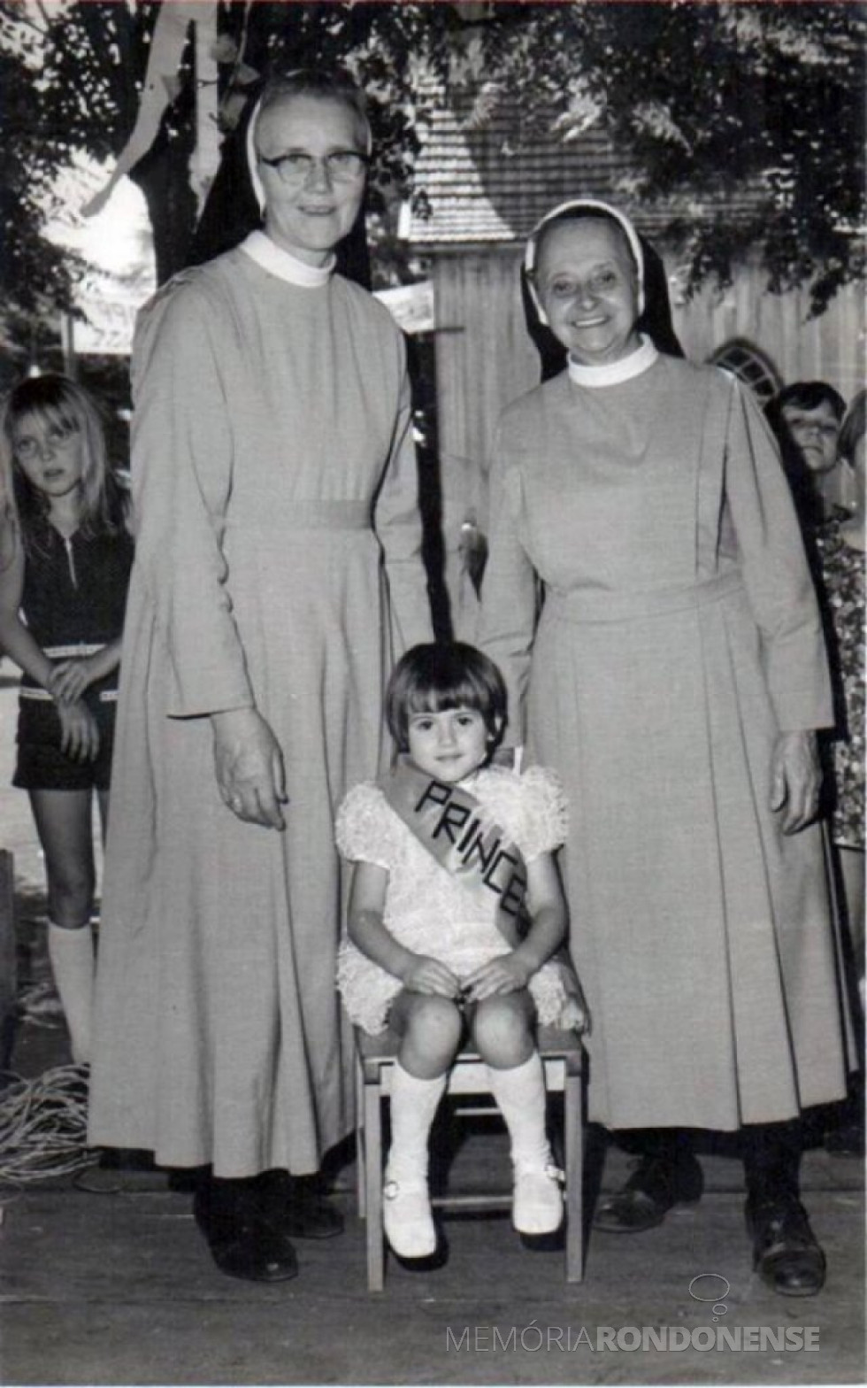 || As irmãs pioneiras Adelhard (e) e Maria Gertildes que chegaram em Marechal Cândido Rondon, em fevereiro de 1969.
Imagem: Acervo Memória Rondonense - FOTO 6