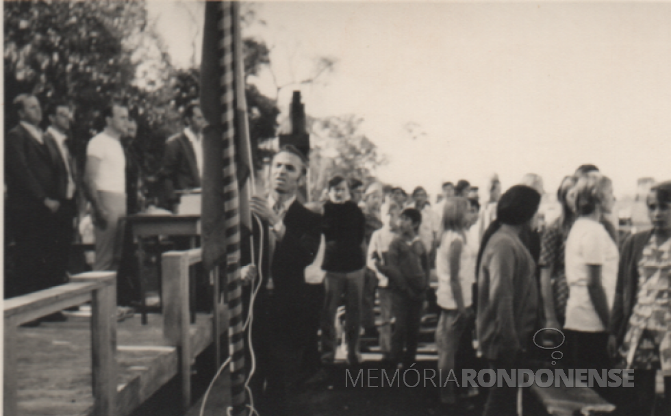 || Prefeito municipal de Marechal Cândido Rondon, Almiro Bauermann, hasteando a Bandeira Nacional durante a solenidade de abertura dos Jogos da Primavera de 1972. 
Imagem: Acervo Nelson Astor Pooter - FOTO 5 --