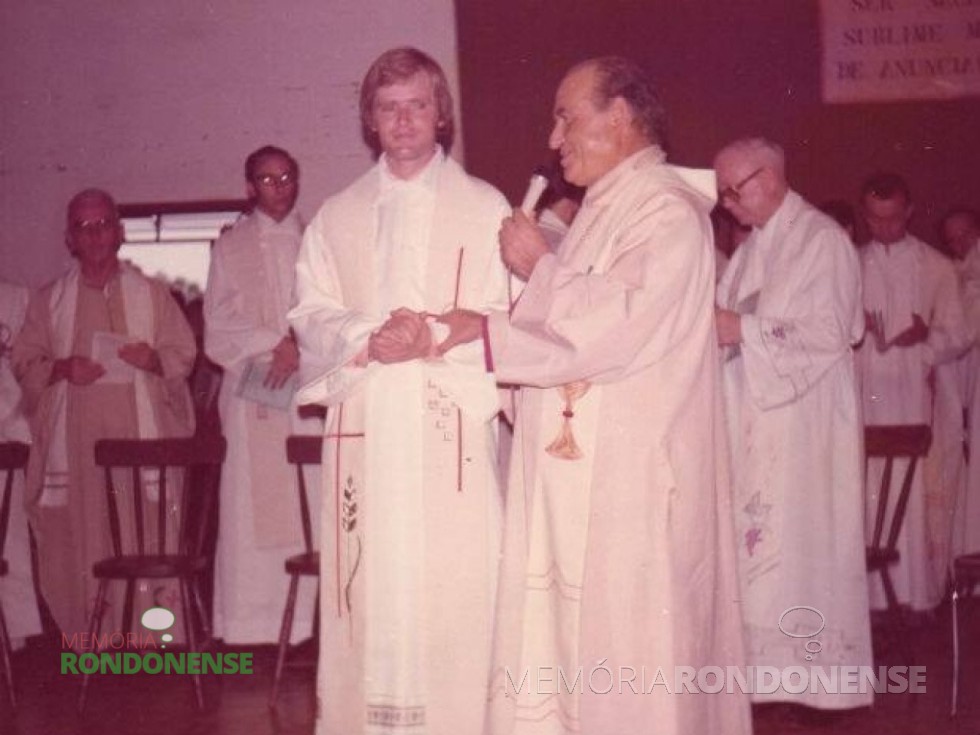 || Néo sacerdote Odilo Scherer sendo saudado pelo bispo d. Armando Cirio, após a sua ordenação, em dezembro de 1976.
Imagem: Acervo Familia Scherer