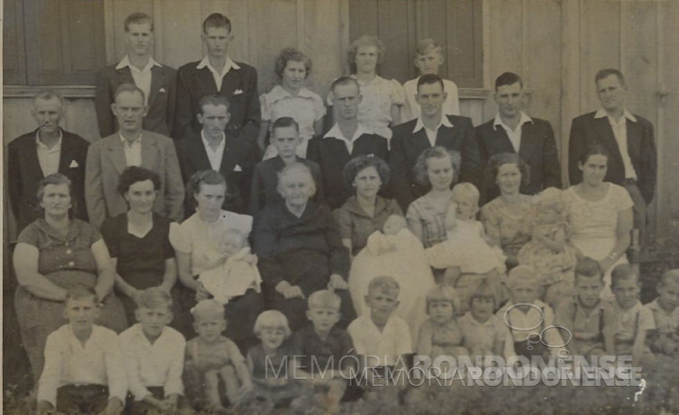 || Festejo de aniversário da pioneira Fridalina von Borstel, na cidade de Marechal Cândido Rondon, com os filhos, filhas, noras, genros e netos.
Da esquerda à direita, em pé, fundo: Otti Beno Freitag (neto), Lauro Bruno Freitag (neto), Amélia Norma Freitag (neta), Neli Lily Freitag (neta), Waldemar Norberto Freitag (neto); em pé, no meio: Hugo Alfredo Freitag (genro), Erno Edwald von Borstel (filho), Mário Lamberti (marido da neta Lilly von Borstel, filha de Erno Edwald), Bruno von Borstel (neto, filho de Erno Edwald), Waldemar Schwingel (genro), Rudy Osmar von Borstel (filho), Ervino Roberto von Borstel, Edwin Reinhold von Borstel (filho); sentadas: Selma von Borstel (filha e esposa de Hugo Alfredo Freitag), Helma Lamb (nora e esposa de Erno Edwald), Lilly von Borstel (neta e com a primogênita Elinore no colo), aniversariante, Ivone von Borstel (filha e esposa de Waldemar Schwingel), Icema Wally (nora e esposa de Rudy Osmar), Lizelotte Dickmann (nora e esposa de Ervino Roberto), e Edith Anna Schmitz, esposa de Edwin Reinhol).
As crianças são todas netas da aniversariante. Imagem: Acervo Otti Beno Freitag - FOTO 16 -