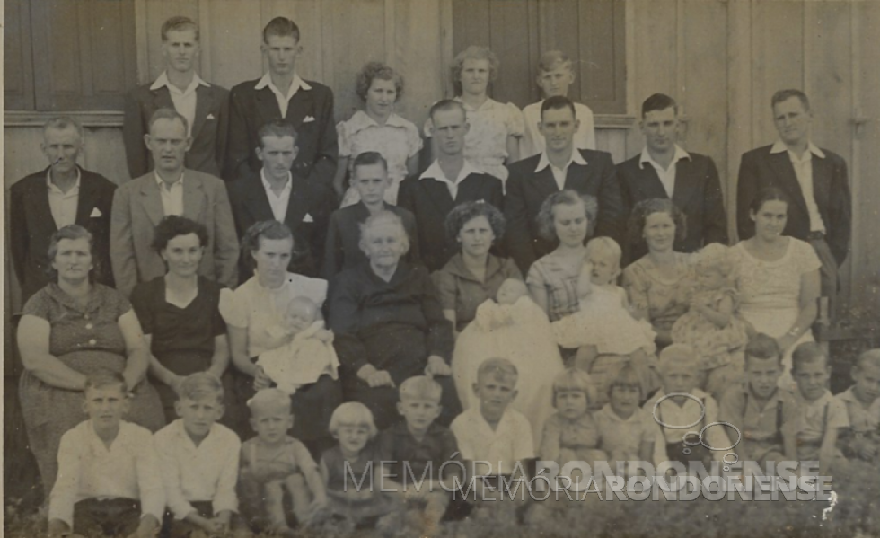 || Festejo de aniversário da pioneira Fridalina von Borstel, na cidade de Marechal Cândido Rondon, com os filhos, filhas, noras, genros e netos. 
Da esquerda à direita, em pé, fundo:  Otti Beno Freitag (neto), Lauro Bruno Freitag (neto), Amélia Norma Freitag (neta), Neli Lily Freitag (neta),  Waldemar Norberto Freitag (neto); em pé, no meio: Hugo Alfredo Freitag (genro),  Erno Edwald von Borstel (filho), Mário Lamberti (marido da neta Lilly von Borstel,  filha de Erno Edwald),  Bruno von Borstel (neto, filho de Erno Edwald), Waldemar Schwingel (genro),  Rudy Osmar von Borstel (filho), Ervino Roberto von Borstel,  Edwin Reinhold von Borstel (filho); sentadas:  Selma von Borstel (filha e esposa de Hugo Alfredo Freitag),  Helma Lamb (nora e esposa de Erno Edwald),  Lilly von Borstel (neta e com a primogênita Elinore no colo),  aniversariante, Ivone von Borstel (filha e esposa de Waldemar Schwingel), Icema Wally (nora e esposa de Rudy Osmar),  Lizelotte Dickmann (nora e esposa de Ervino Roberto),  e Edith Anna Schmitz, esposa de Edwin Reinhol).
As crianças são todas netas da aniversariante. Imagem: Acervo Otti Beno Freitag  - FOTO 14 - 