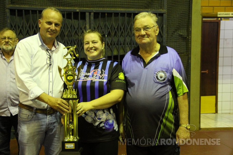 || Jogadora Marli Kamphorst recebendo o troféu