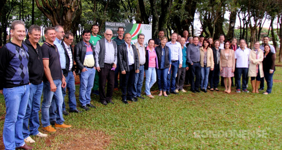 || Inauguração do parque infantil na praça pública na sede distrital de Margarida, em maio de 2016.
Da esquerda a direita:  1ª a 5ª - não identificadas; 6ª - vereador Adriano Cottica; 7ª - não identificada; 8ª - Padre Amário Zimmermann; 9ª - não identificada; 10ª  - Vilmar Mantovani - secretário municipal de Agricultura e Políticas Ambientais; 11ª - vice-prefeito Silvestre Cottica; 12ª - não identifcada; 13ª - Maria Cleonice Froelich - secretário municipal de Assistência Social; 14ª - prefeito municipal Moacir Froelich; 15ª a 18ª - não identificadas; 19ª - deputado estadual Ademir Bier; 20ª - não identificada; 21ª - Roseli Bier - esposa do deputado Ademir Bier; e 22ª - não identificada. 
Imagem: Acervo Imprensa PM-MCR
Crédito: Ademir Herrmann - FOTO 14 -