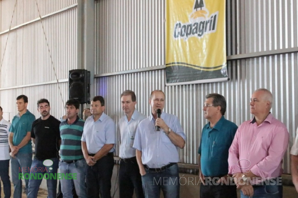 || Ricardo Silvio Chapla, diretor-presidente da Copagril discursando na solenidade de inauguração das ampliações da Unidade Copagril, em Margarida, em janeiro de 2015.
Da esquerda para a direita: 1º - não identificado; Paulo Rodrigo Copetti, presidente da Associação Comercial e Empresarial de Marechal Cândido Rondon - ACIMACAR -; vereador Adriano Cóttica; Márcio Buss, diretor-secretário da Copagril, Eloi Darci Podkowa, diretor vice-presidente da Copagril, Ricardo Silvio Chapla; Silvestre Cóttica, vice-prefeito municipal de Marechal Cândido Rondon; e Leomar Rohden (Mano) vice-prefeito municipal de Pato Bragado.
Imagem: Acervo Imprensa Copagril - - FOTO 5 -