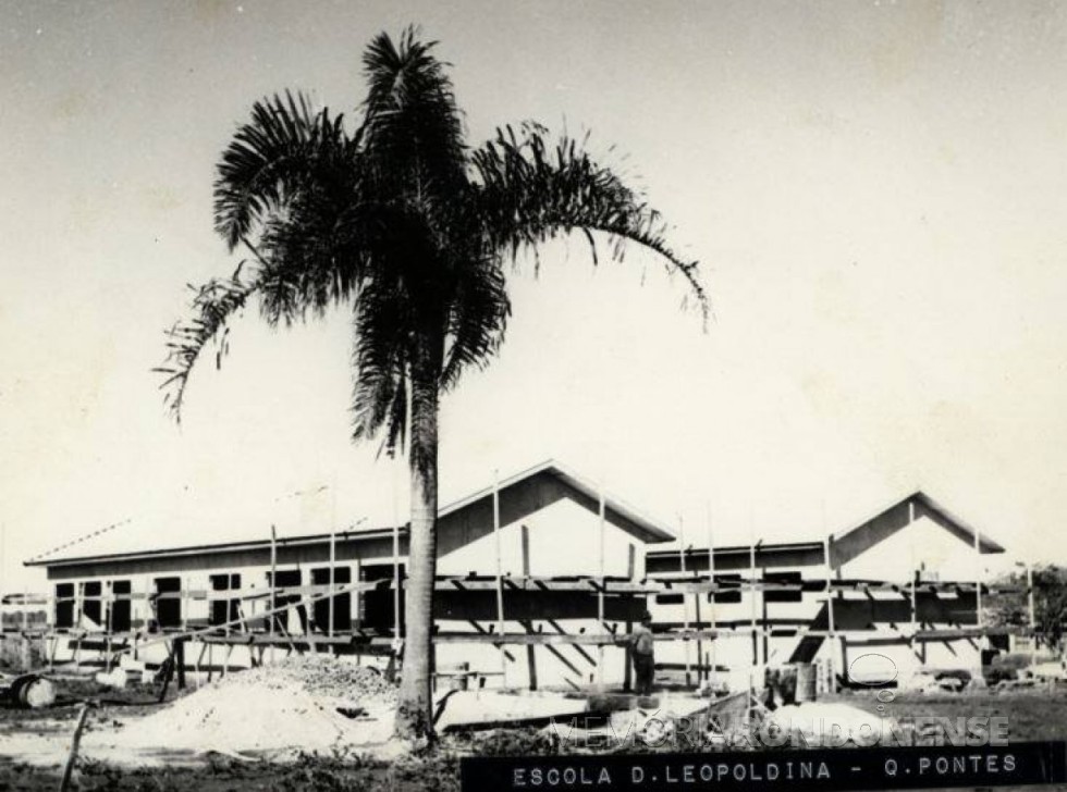|| Grupo Escolar D. Leopoldina, da então sede distrital de Quatro Pontes, ainda em construçãO. 
Imagem: Acervo Projeto Memória Rondonense - Foto 4  -