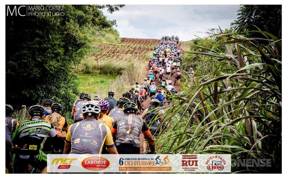 || Instantâneo de ciclistas pedalando em estrada do interior do município de Marechal Cândido Rondon, durante a etapa de Marechal Cândido Rondon do 6º Circuito Regional de Ciclismo, em março de 2018. 
Imagens: Acervo Adetur - Crédito: Clóvis Froelich - FOTO 11 - 