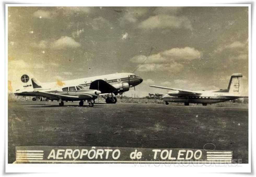 || Aeroporto da cidade de Toledo. 
Em primeiro plano, um monomotor Cessna Piper, depois o DC-3 da Varig e ao fundo o turbo-hélice Dart Herald da Sadia Transportes Aéreos. 
Imagem: Acervo Enio Perin (Toledo)  - Postagem: Adair Krolow - Curitiba - FOTO 1 - 