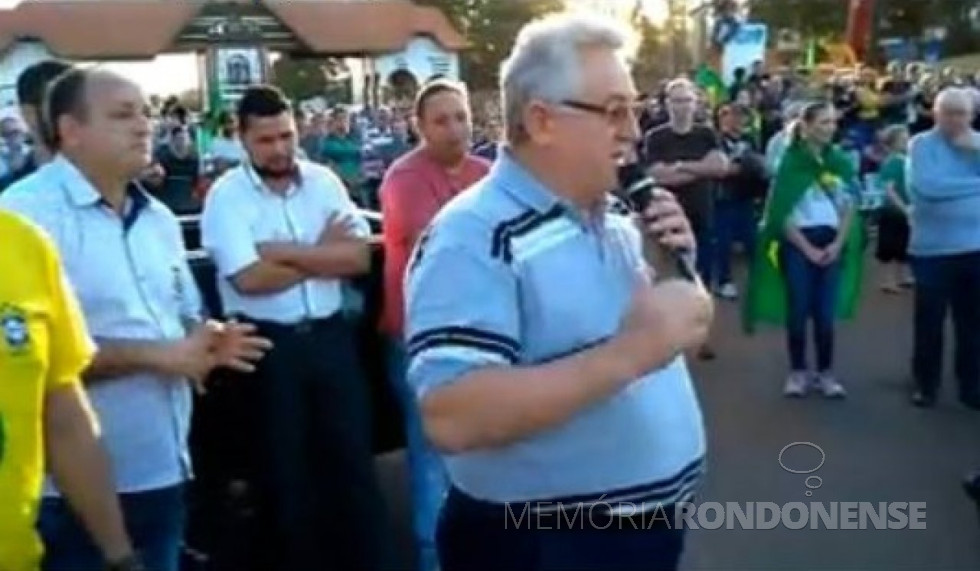 || Padre Solano Tambosi em sua alocação durante o manifesto de apoio à paralisação dos caminhoneiros. 
À esquerda, de camisa azul e calvo, prefeito municipal de Quatro Pontes, João Laufer.
Imagem: Marechal News - FOTO 16 -