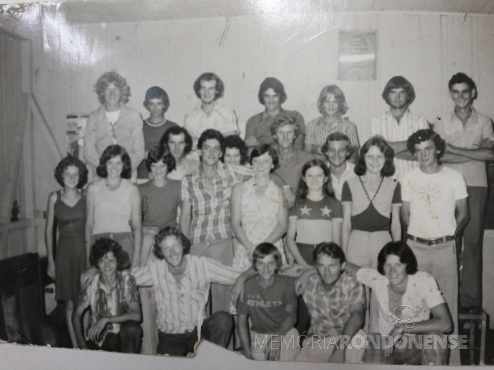 || Integrantes do Clube de Jovens Cooperativistas Ordem e Progresso, hoje Comitê de Jovens da Copagril, o primeiro fundado na área de abrangência da Cooperativa Agroindustrial Copagril, em março de 1977.
Imagem: Acervo Imprensa Copagril - FOTO 6 -