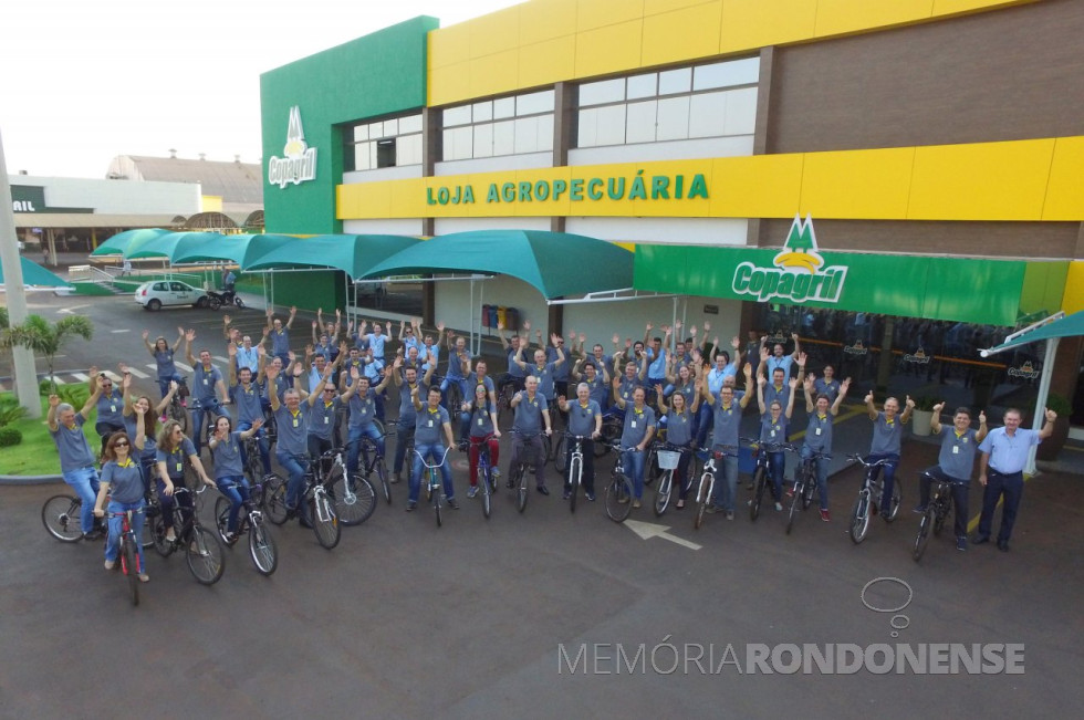 || Concentração de ciclistas, cedo, em frente à Loja Agropecuária Copagril, na sede central da cooperativa, para registro fotográfico, em setembro de 2017.
Imagem: Acervo Imprensa Copagril - Crédito: Carina Walker Ribeiro - FOTO 10 -