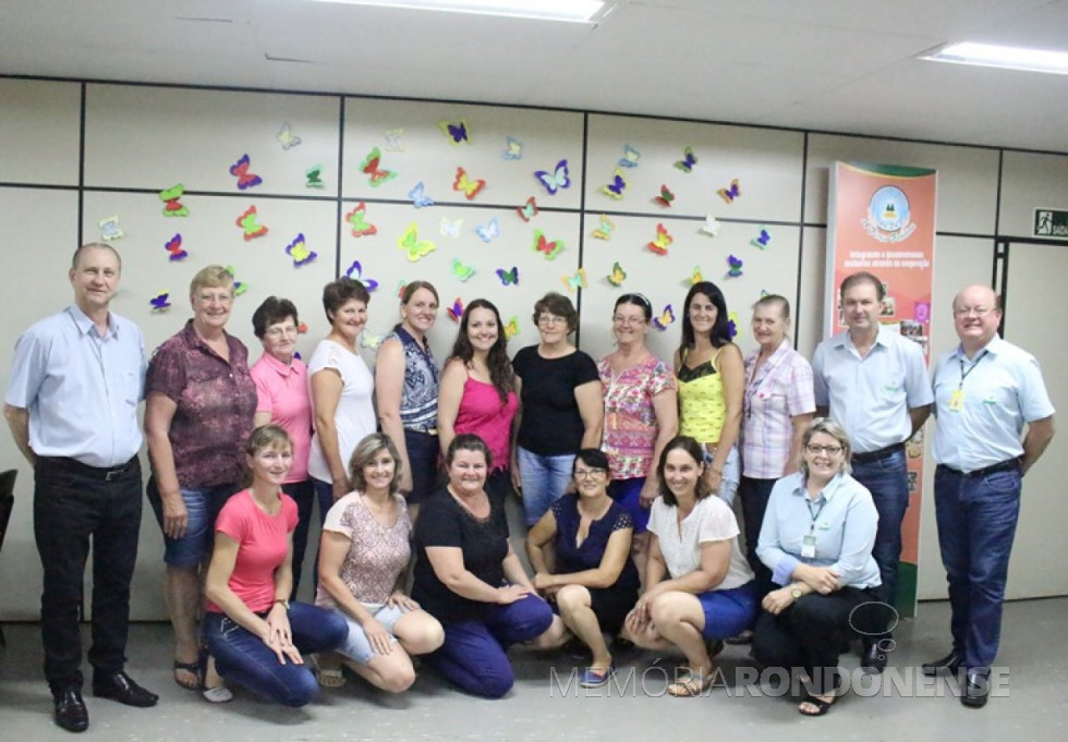 || Composição da diretoria 2017 da Associação dos Comitês Femininos da Copagril (ACFC), eleita em dezembro de 2016.
Da esquerda a direita: Ricardo Silvio Chapla, diretor-presidente da Copagril; Santina Bendo, Brunhilda Zwick, Claci Lange, Eliane Knaul, Jucimara Biscaro (eleita presidente da ACFC); Lori Bloedorn, Silda Seibert, Leoni Lengert, Darci Eloi Podkowa,diretor vice-presidente da Copagril e Matias Graff, funcionário da Copagril.
Agachadas: Claudete Menzel, Ingrid Sulzbach, Sonia Tonelli, Elane Lopes, Merci Witeck Lindner
e Arlete Bendo.
Imagem: Acervo Imprensa Copagril - Crédito: Carina Ribeiro - FOTO 6 -