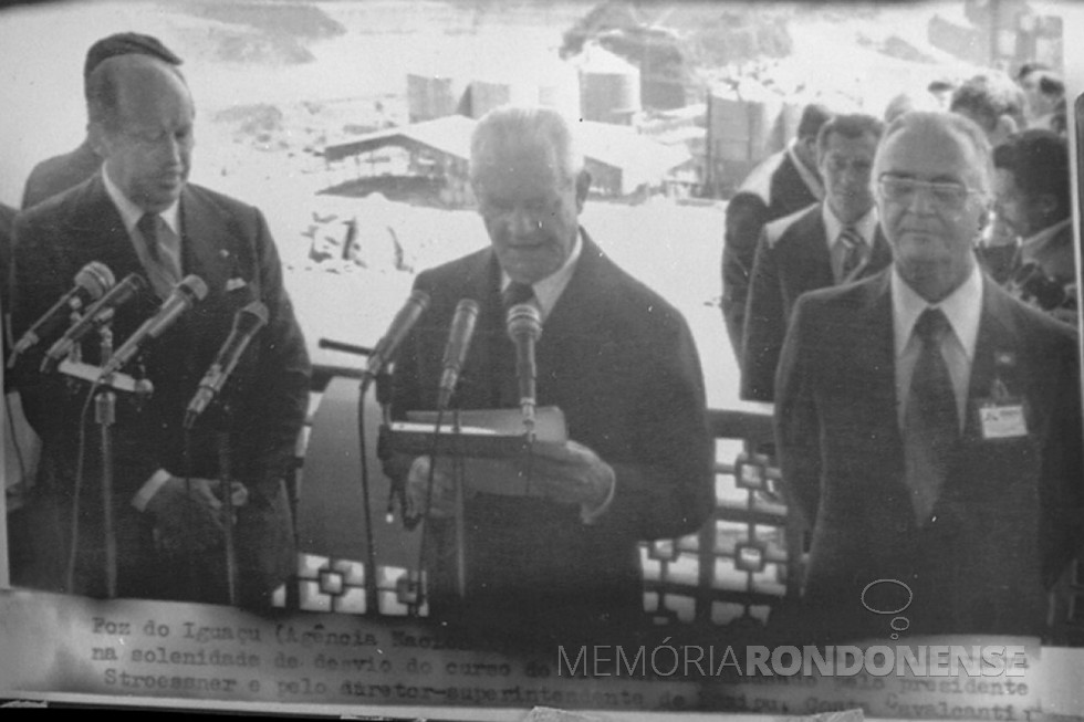 || Presidente Geisel discursando junto ao canteiro de obras de Itaipu momentos antes da detonação para o desvio das águas do Rio Paraná.
Imagem: Wagner Dias - Foz do Iguaçu - FOTO 19 -