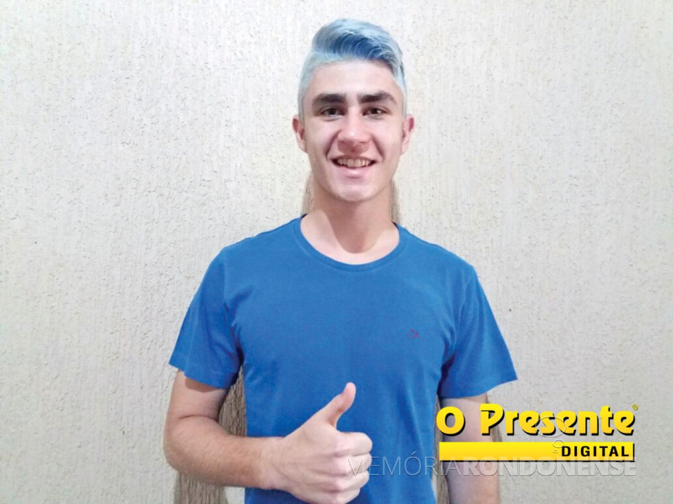 || Vestibulando rondonense Cristian Comin primeiro colocado no vestibular no vestibular de Engenharia-Civil da Unioeste, em dezembro de 2017.
Imagem: Acervo O Presente - FOTO 14 -