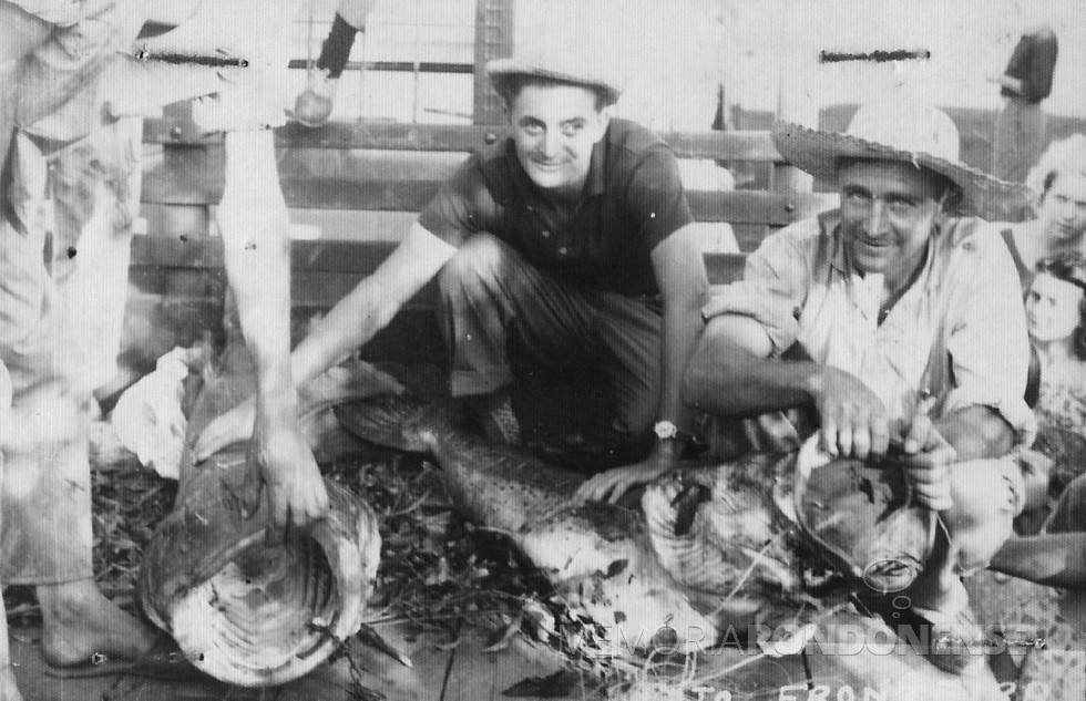 || Lauro Matias Weirich, à direita, com o irmão Atílio após pesca no Rio Paraná. 
Imagem: Acervo Nair Klauck - FOTO 1 -