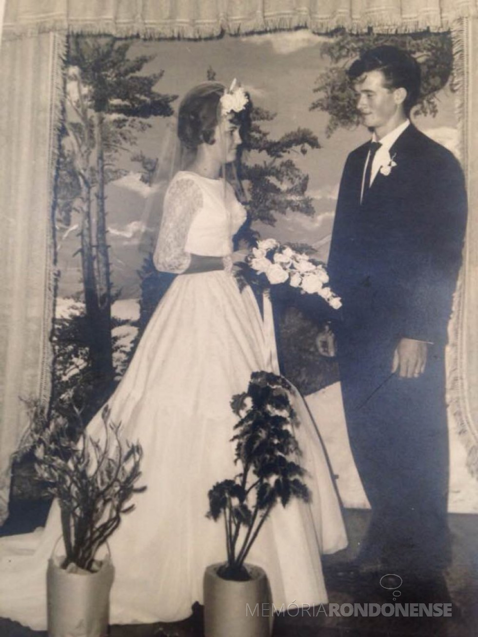 || Jovens pioneiros rondonenses Erotilde Müller e Sinécio Dickel que se casaram em julho de 1965.
Imagem: Acervo Aneli Dickel - FOTO 3 -