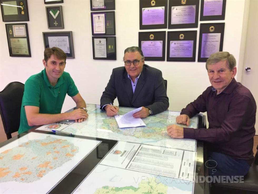 || Secretário de Estado de Infraestrutura e Logística (SEIL) Abelardo Lupion assinando o convênio de parceria para a recuperação do Anel Viário de Marechal Cândido Rondon, na presença do prefeito municipal Marcio Andrei Rauber (e) e deputado estadual Elio Lino Rusch, em novembro de 
Imagem: Acervo Jesiel JerônImo - FOTO 5 -