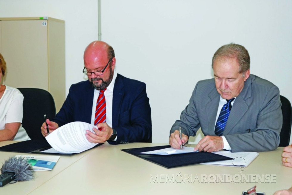 || Reitor da Universidade Federal do Paraná, Ricardo Marcelo Fonseca, e o diretor do Hospital Rondon, Dietrich Rupprecht Seyboth, assinando o termo de cooperação, em dezembro de 2018.
Imagem: Acervo O Presente - Crédito: Eduardo Neuberger - FOTO 15 -