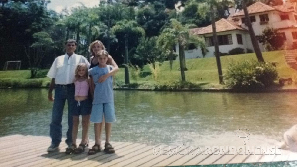 || Jorge Deusdite Vasques com a esposa Isa e os filhos Guilherme Augusto e Bruna Gabriela. 
Imagem: Acervo da família - FOTO 15 - 