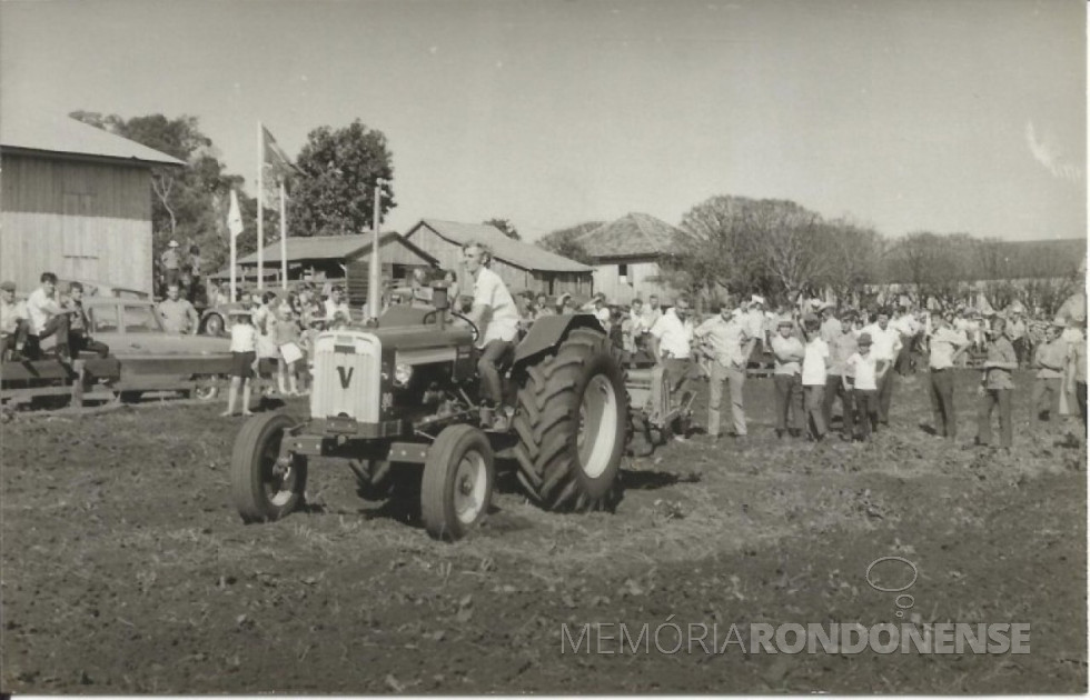 || Demonstração do trabalho desenvolvido por um trator agrícola Valmet durante a exposição dos jovens 4 S, em Flor da Serra.
Imagem: Acervo Valdir Sackser - FOTO 3 -