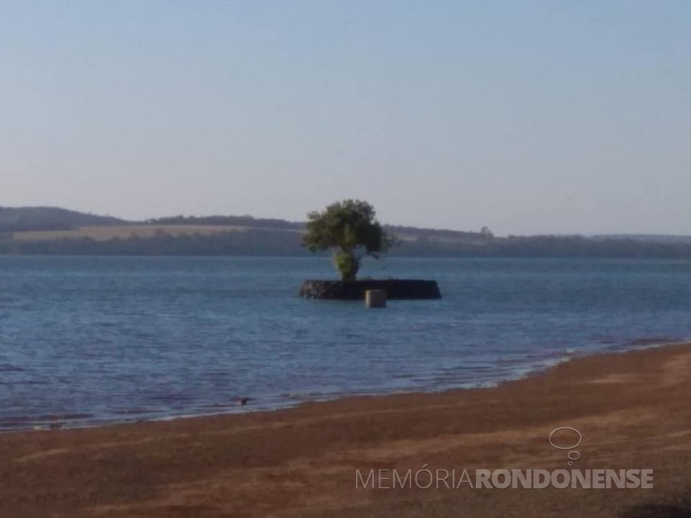 || Esta ilhota formada nas águas represadas no Rio Paraná, no Parque de Lazer Annita Wanderer, na sede distrital de Porto Mendes, é obra do pioneiro do distrito e administrador do distrito, senhor Willibaldo Hoppe. Para a família ela é conhecida com a 