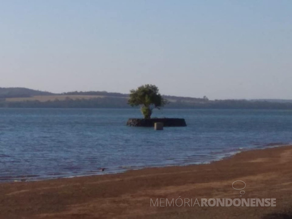 || Ihota formada nas águas represadas no Rio Paraná, no Parque de Lazer Annita Wanderer, na sede distrital de Porto Mendes, é obra do pioneiro do distrito e administrador do distrito, senhor Willibaldo Hoppe. Para a família ela é conhecida com a