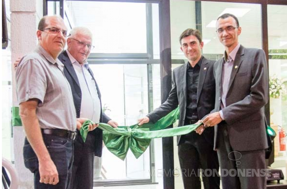 || Momento do desate da fita alusiva à inauguração da agência de Pitangueiras.
Da esquerda à direita: Marcos Baffi, presidente da Associação Comercial e Industrial de Pitangueiras; Adolfo Rudolfo Freitag, presidente do Conselho de Administração da Sicredi Aliança PR/SP; Fernando Barros Fenner, diretor-executivo da citada cooperativa de crédito.
Imagem: Acervo Comunicação Sicredi Aliança - FOTO 18 -