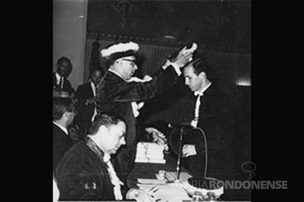 || Dr. Ítalo Fernando Fumagalli recebendo o título de médico pela Universidade Federal de Santa Maria, em dezembro de 1966. 
Imagem: Acervo particular - FACEBOOK - FOTO 6 - 