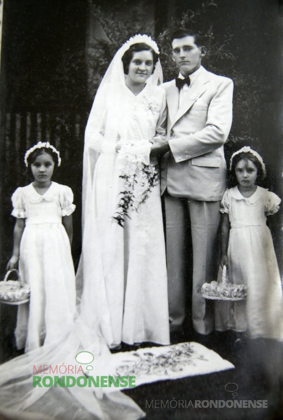 || Noivos Edith Anna Schmitz  e Edvino von Borstel,  pioneiros de Marechal Cândido Rondon, no dia de casamento em janeiro de 1946, na cidade Piratuba (SC).
Imagem: Acervo Edith von Borstel - FOTO 1 - 
