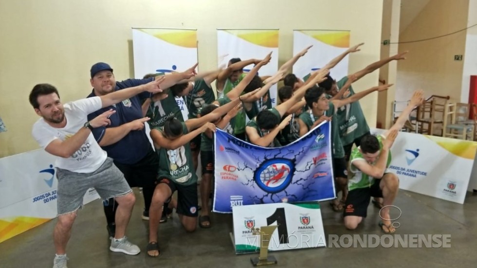 || Seleção rondonense de handebol de areia masculino comemorando a conquista da medalha de ouro nos Jogos da Juventude do Paraná 2018. 
Imagem: Acervo Imprensa PM-MCR - FOTO 12 - 
