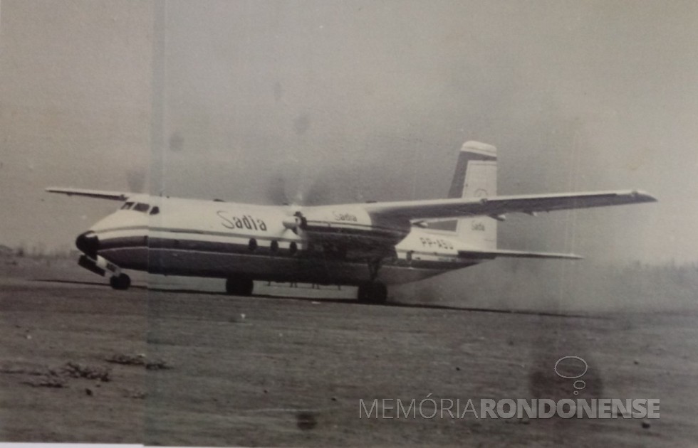 || Avião turbo-hélice Dart-Herald em procedimento de pouso ou decolagem no aeroporto na cidade de Toledo, na década de 1960. 
Imagem: Memorial do aeroporto de Toledo - FOTO 2 - 