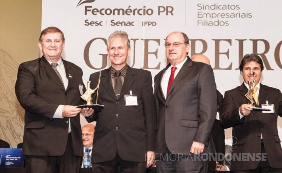 || Empresário Nilton Bruno Leonhardt (segundo da esquerda para a direita) recebendo o laurel
