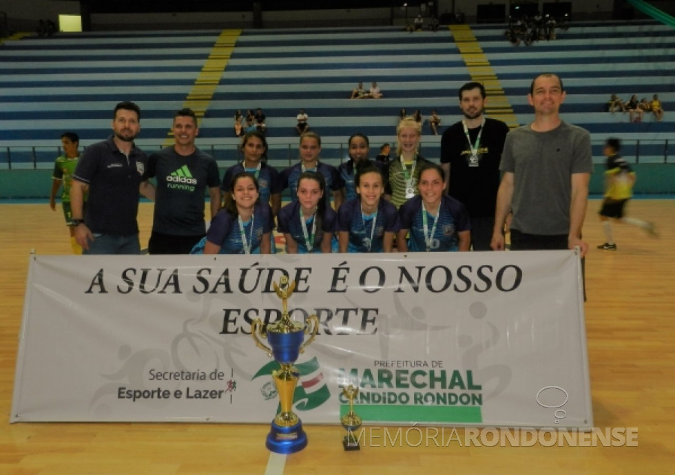 || Equipe feminina de Marechal Cândido Rondon vice-campeã da 5ª Copa Marechal de Futsal Sub 17. 
À direita, o secretário municipal de Esporte e Lazer de Marechal Cândido Rondon, Cristiano Metzner. 
Imagem: Acervo Olho na Bola - Crédito: Gustavo Cunha - FOTO 25 - 