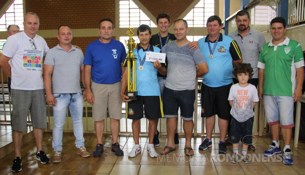 || Equipe Confiança/ La'Bella recebendo de 1º lugar do Campeonato Municipal de Bocha Carpê de Pato Bragado. 
Da esquerda à direita: vereador Flávio Prigol, Kleber Duarte, secretário municipal de Esportes e Lazer; vice-prefeito Dirceu Anderle, atleta Roque Antônio Soares, atleta Dante Mundt, Mauro Wigmer, atleta André Eich, Jair de Souza e Douglas Rusch. Menino não identificado. 
Imagem: Acervo PM - Pato Bragado - FOTO 12 -  