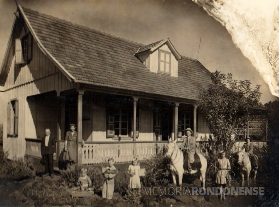 || Armino Port e família junto ao sua residência em Luzerna, SC, antes de mudar-se para Marechal Rondon. 
Imagem: Acervo Gustavo Port  - FOTO 1 -