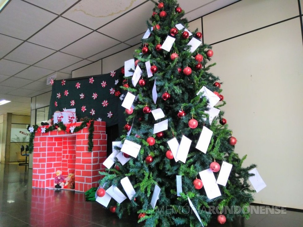|| Árvore de Natal instalada no hall de entrada da Prefeitura  Municipal de Marechal Cândido Rondon para receber as cartinhas da campanha 