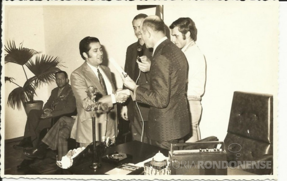 || Nilton Alberto de Castro Arruda (esquerda) recebendo o título de cidadão honorário de Marechal Cândido Rondon, do presidente da Câmara Municipal, vereador Eldor Egon Lamb, em julho de 1974. Na fotografia ainda, professor Ido Heep e Harto Viteck (à direita), então secretário do Legislativo rondonense. 
Imagem: Acervo Valdir Sackser - FOTO 17 -