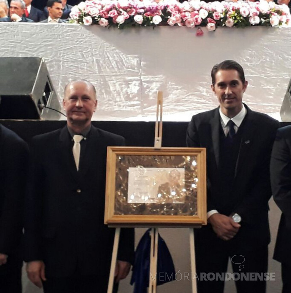 || Ricardo Silvio Chapla (e), diretor-presidente da Copagril e Marcio Andrei Rauber, prefeito municipal de Marechal Cândido Rondon, com título de cidadão honorário oferecido pela AMOP. 
Imagem: Acervo Imprensa Copagril - FOTO  20 - 