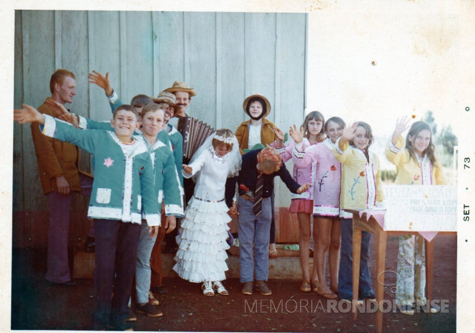 || Festa junina da então Escola Evangélica de Porto Mendes, em 1973.
Da esquerda à direita: Professor Danilo Töpper; Oonoivo Braulio Wutzke, a noiva Valéria Guckert.
As testemunhas: Marlene Könnig, Rejane Wilde, Bernadete Teresinha Walter e Neiva Marcia Probst.
Os meninos não identificados.
Imagem: Acervo Danilo Töpper - FOTO 3 -