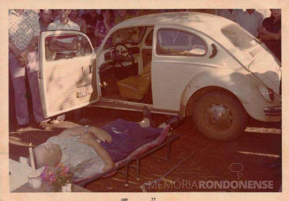 || Corpo do Pe. José Gartner junto ao Fusca que dirigia, após sofrer o colapso cardíaco que levou o religioso à morte.
Imagem: Acervo Rozalina Cemin - FOTO 8 -