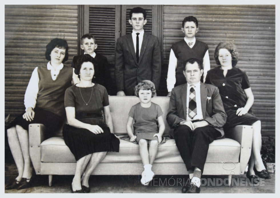 || Pioneiro Helmuth Lohmann, ele falecido em junho de 1990,  com a esposa Alzira Lembke, junto com a filha Erica nascida em Marechal Cândido Rondon,  sentados no sofá.  Os outros filhos, da esquerda a direita: Rosamaria (Rosmari), Gernot Bodo, Egon Adolpho, Wili Germano e Gerda. 
Fotografia tirada em 1965.  
Imagem: Acervo Wili Germano Lohmann - Nova Petrópolis - RS - FOTO 13 -