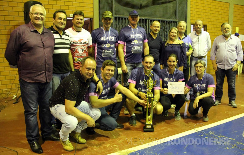 || Autoridades com a equipe vencedora do Campeonato Municipal de Bolão Misto 2018 de Pato Bragado.
Da esquerda à direita, em pé: Leomar Rohden, prefeito municipal; Dirceu Anderle, vice prefeito municipal; Lucas Blatt, Harri Simsen, Leomar Simsen, Mauro Weigmer, Cristiane Bonatto, secretária municipal de Educação e Cultura; Cido Camphorst, vereador Flávio Prigol e contabilista Gilberto Maehler.
Agachados: Kleber Duarte, Valmir Maldaner, Ederson Kotz, Edinéia Kotz e Irene Scheuermann.
Imagem: Acervo Imprensa - PM - Pato Bragado - FOTO 12 -