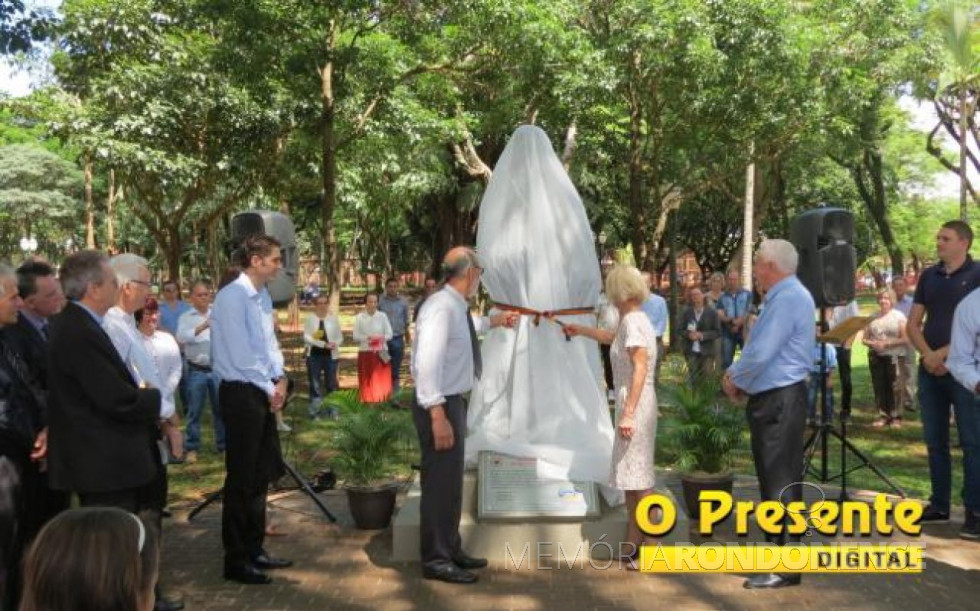 || Descerramento da estátua de Martinho Lutero pelo artista rondonense Hedio Strey e esposa, em outubro de 2017.
Imagem: Acervo Imprensa PM - Marechal Cândido Rondon - FOTO 13 -