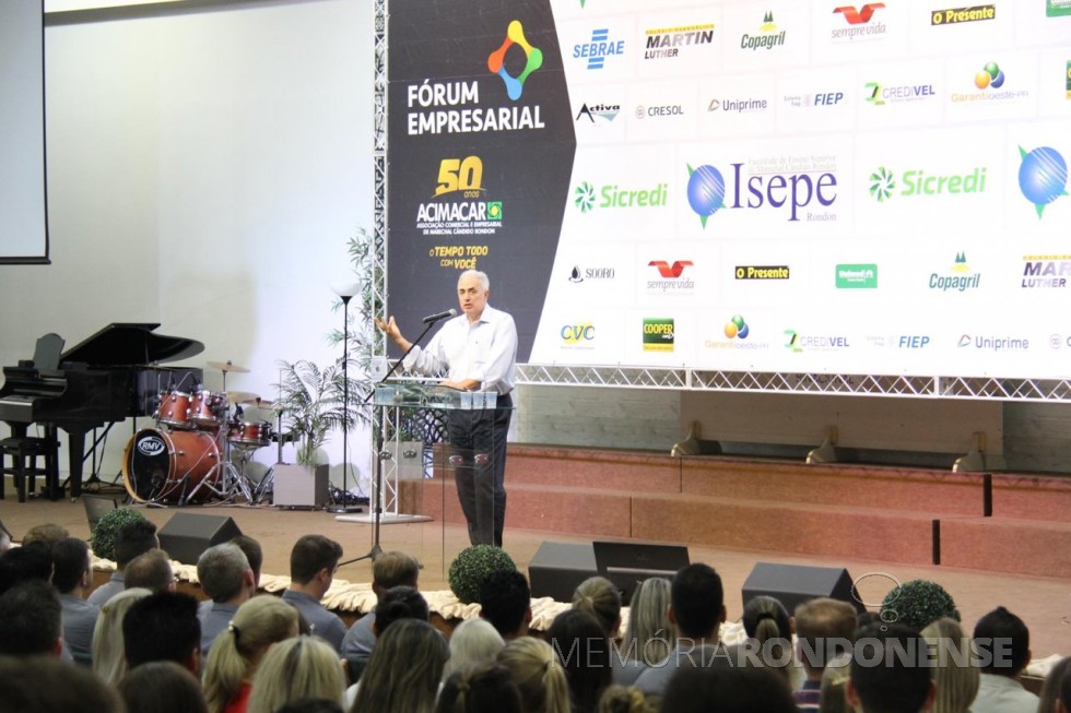 || Jornalista Willian Waack palestrando em Marechal Cândido Rondon, em outubro de 2018.
Imagem: Acervo Acimacar - FOTO 14 - 