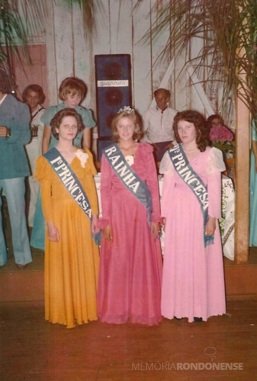 || Elza Hofer, rainha dos estudantes 1977, do então Ginásio Cenecista Luiz Ernesto Fleck, de Iguiporã, ladeada pela 1ª princesa Edi Lemmertz (a) e Leonirce Kroessin (d).
Imagem: Acervo Elza Hofer - FOTO 4 -