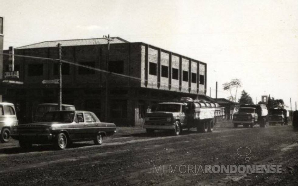 || Prédio Ruppenthal em final de construção na década de 1970.
Imagem: Acervo Fundo Fotográfico de Marechal Cândido Rondon - FOTO 10 -