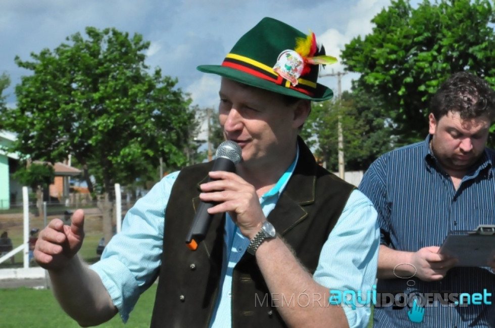 || Prefeito municipal Jones Heiden declarando aberta a Frühlingfest 2014, do município de Entre Rios do Oeste, em setembro de 2014.
Imagem: Acervo AquiAgora.net - FOTO 9 -