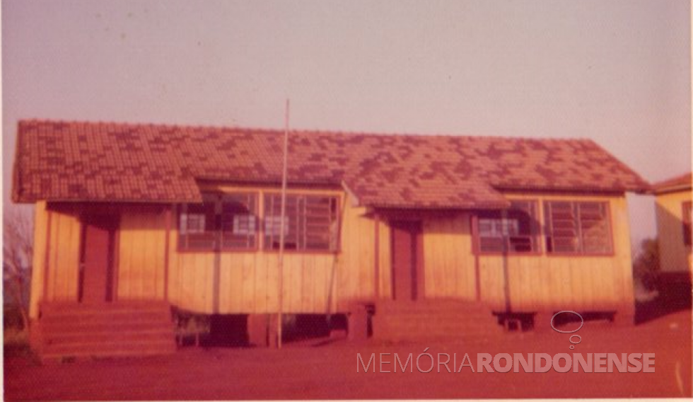 || Primeira escola da atual sede distrital de São Roque, em foto de janeiro de 1974. 
Imagem: Acervo Clarice Beatriz Schacht Fietz - FOTO  9 -